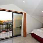Vilă Karya Luxury - With Private Pool For 6 People In Hisaroenue *