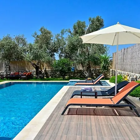 Vilă Karya Luxury - With Private Pool For 6 People In Hisaroenue *