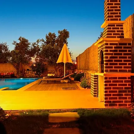 Vilă Karya Luxury - With Private Pool For 6 People In Hisaroenue *